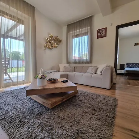 Leda Pihenohaz By Bltn Apartment *